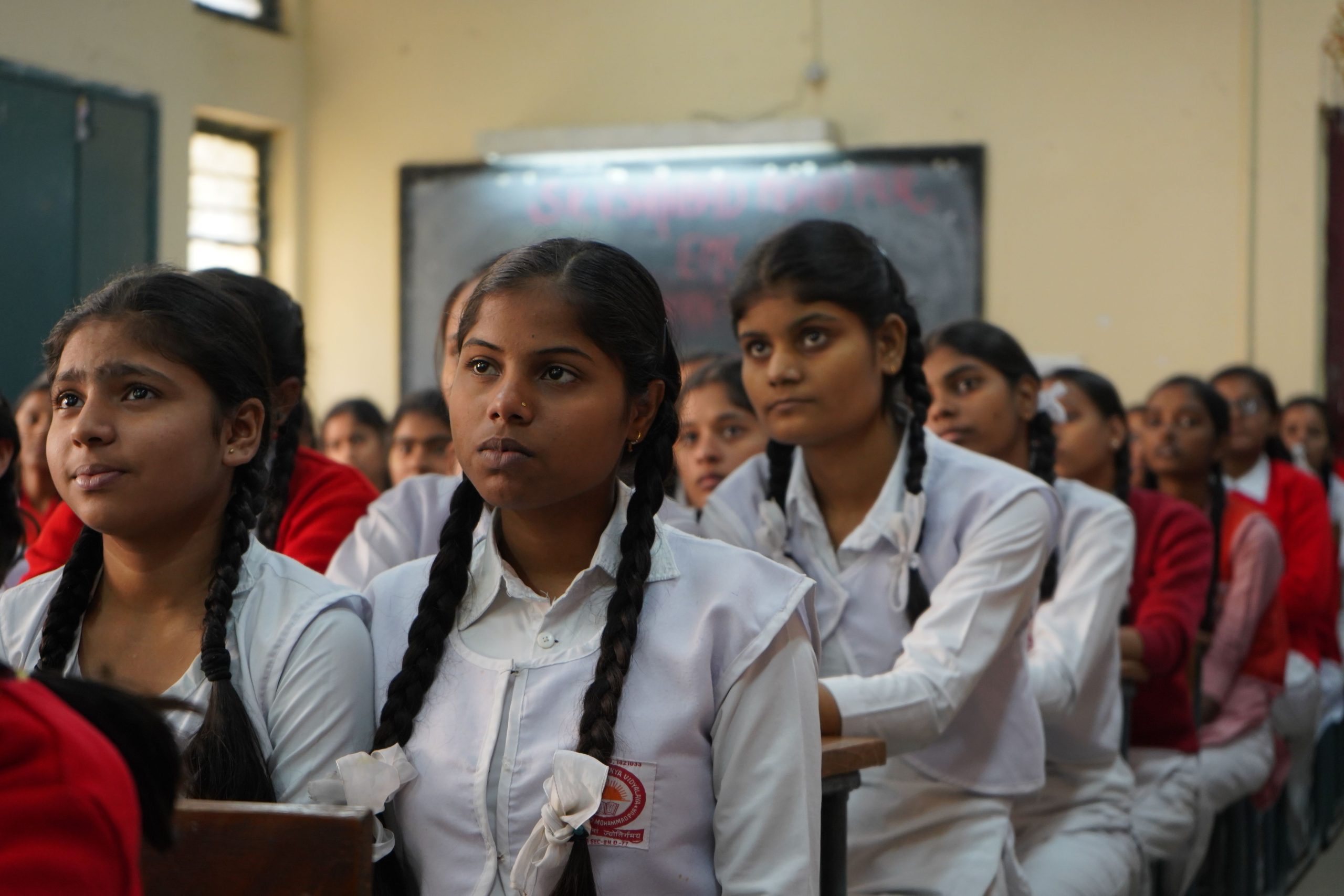 NEET exam ki taiyari karte Indian students classroom mein
